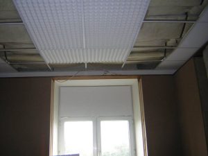 Основные акустические конструкции будут скрыты за видимым уровнем подвесного потолка.
