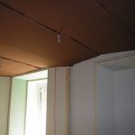 Внешняя отделка потолка - декоративная акустически прозрачная ткань.