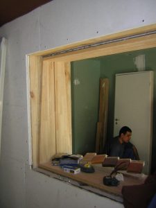 Монтаж окна между тон-залом и аппаратной.