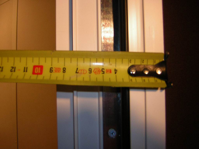 Толщина двери в кабине - 90 мм.