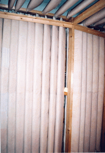 Стык отделки стен и потолка