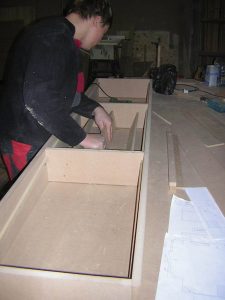 Коробки имеют сложной внутреннее устройство. Монтаж внутренних элементов коробки.